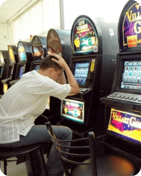 Парень играет в игровые аппараты